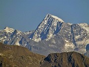 63 Maxi-zoom sulla cima dell'Adamello (3539 m)